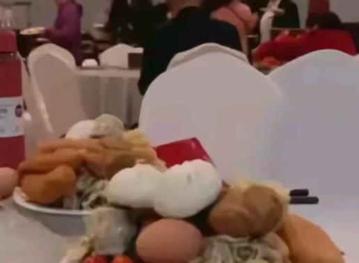 山东，一饭店推出5元早餐不限量，大爷交过钱后，就拿了7个鸡蛋、两屉小笼包、两碗粥