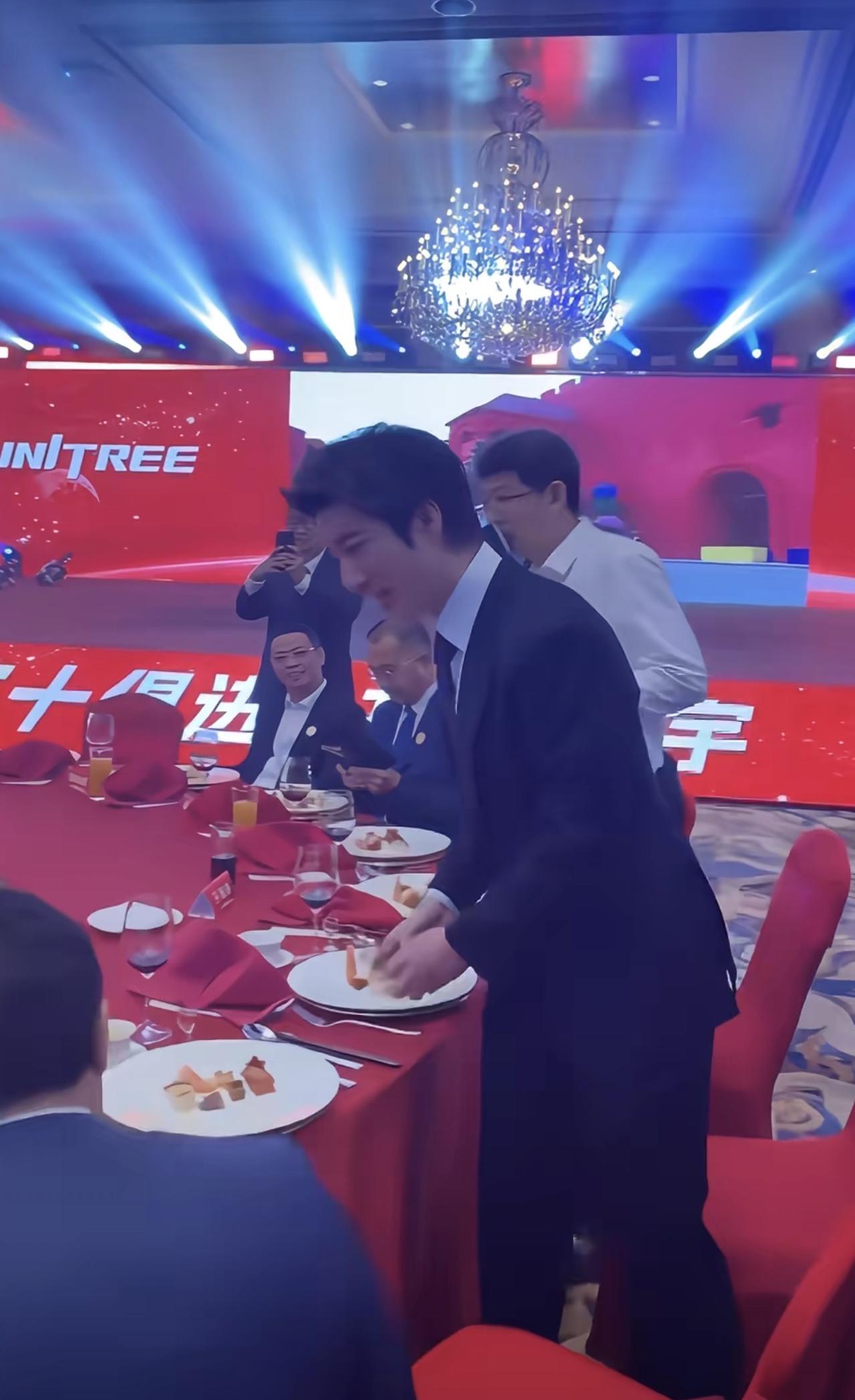 宇树科技成功上市！王力宏现身答谢宴，坐大佬旁边应酬略显拘谨，在场的都是有钱人。