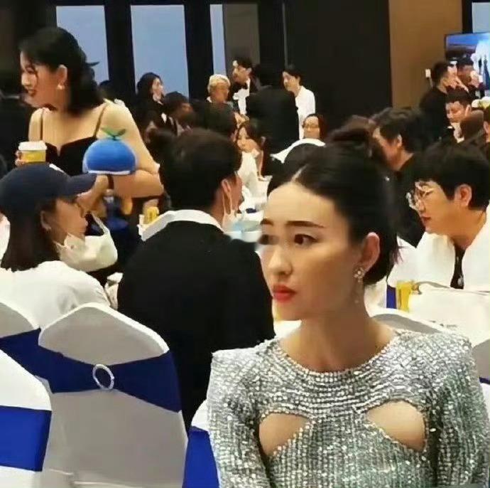 不得不佩服这个设计师的脑洞，要是微胖点的人估计穿出来体感不好​​​​