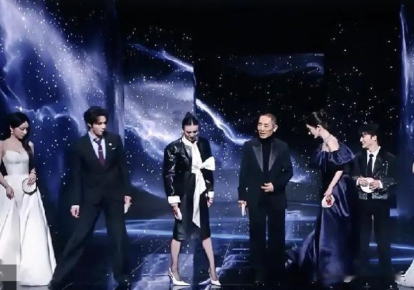 《剧组闪耀微博之夜，新春必火！》2025微博之夜，张艺谋率《惊