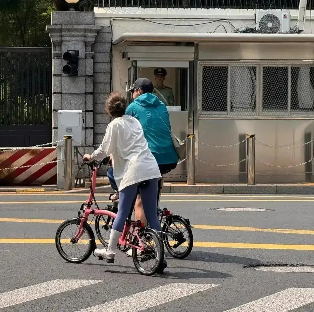 很难想象这是荧幕上的胡歌。一边是海边带娃出游的温柔爸爸，一边是和妻子骑小单车逛街的普通丈夫。结婚生女
