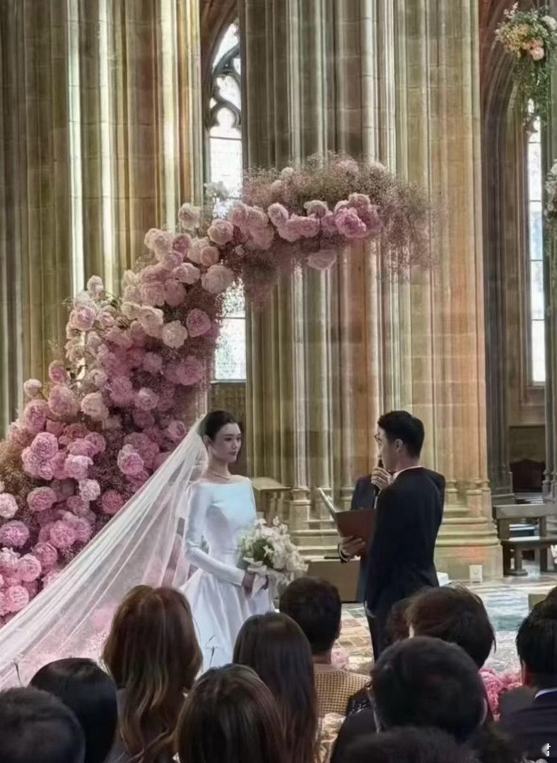 奚梦瑶何猷君的婚礼在古堡教堂举办，奚梦瑶身穿高定婚纱，礼服款式简洁大气很唯美奚梦