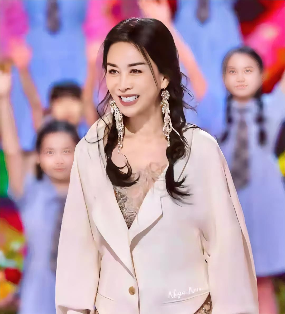 57岁那英新造型杀疯了！最新活动造型曝光，她身穿高定白色连衣裙搭配黑色长手套，夸