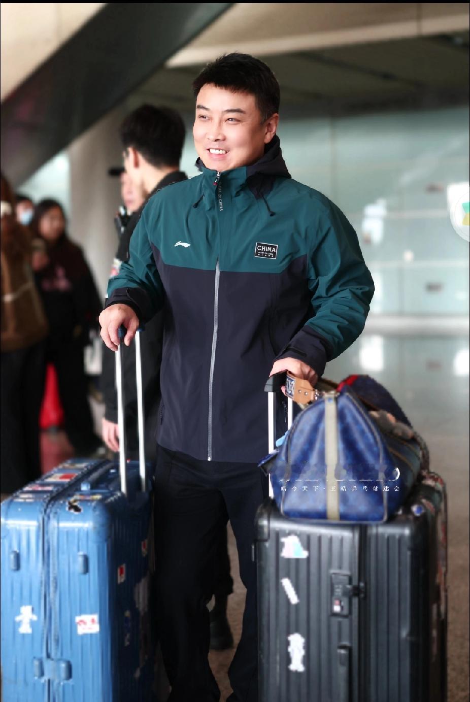 皓哥回京，场下这身穿搭也太显年轻啦251215王皓教练落地北京，还是熟悉的