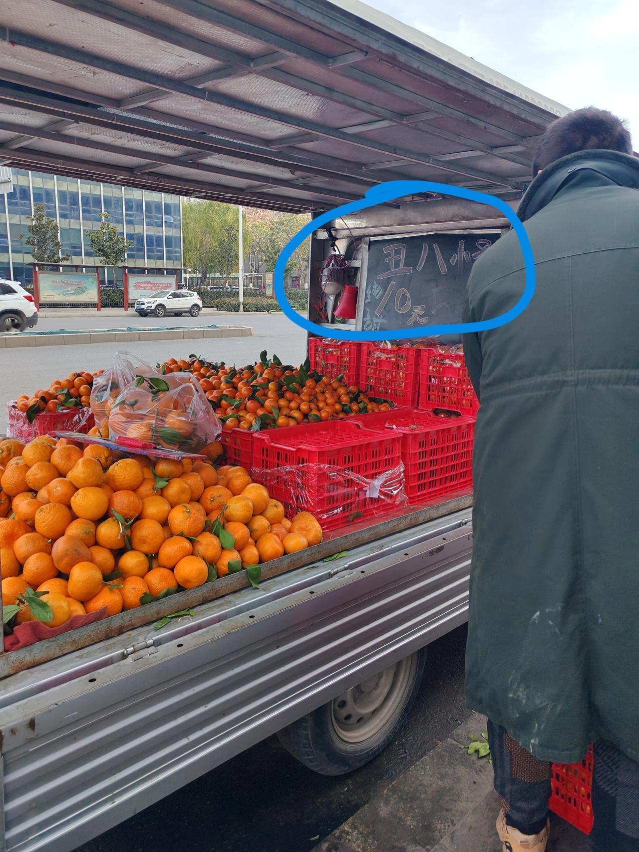 丑桔一枝独秀11月26日，陕西西安。今年的水果行情似乎普遍都不景气，但今天我发