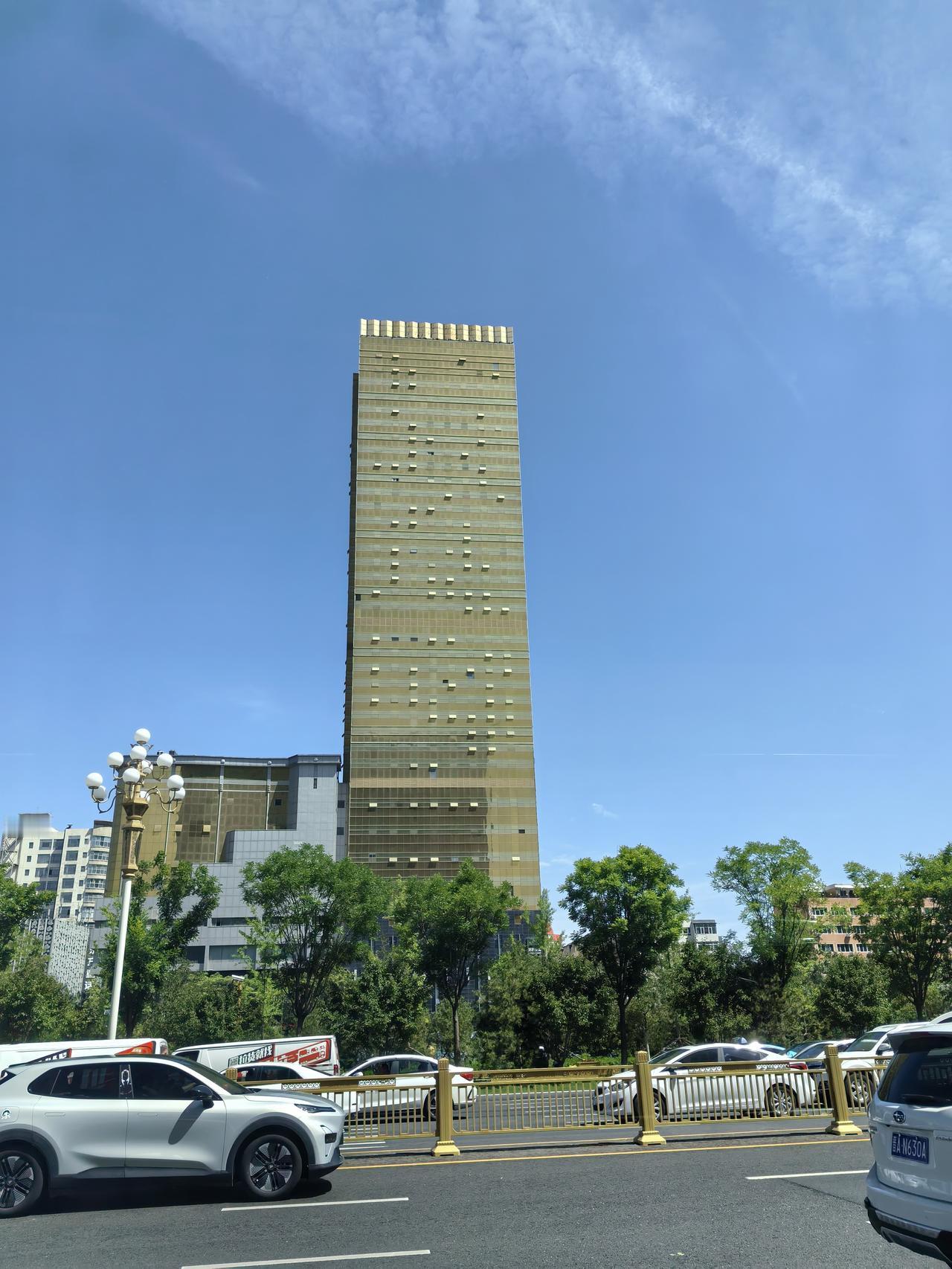 在山西太原文瀛公园的西南角，有一群边在健身器上锻炼身体，边操着“太原话”的老者在