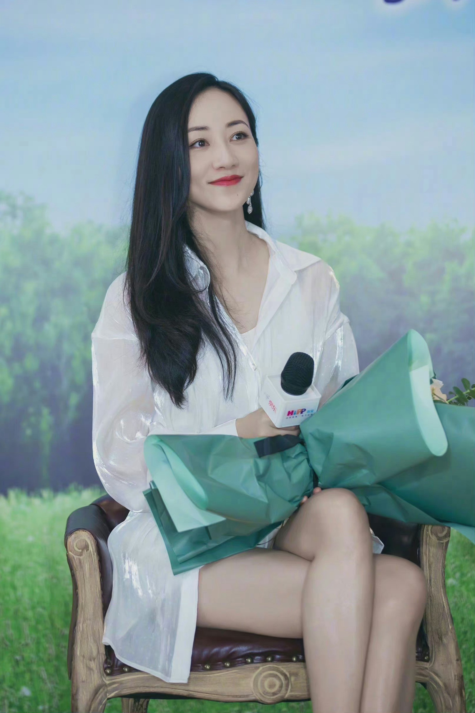 韩雪，长发白衣短裙大长腿，真的好有气质