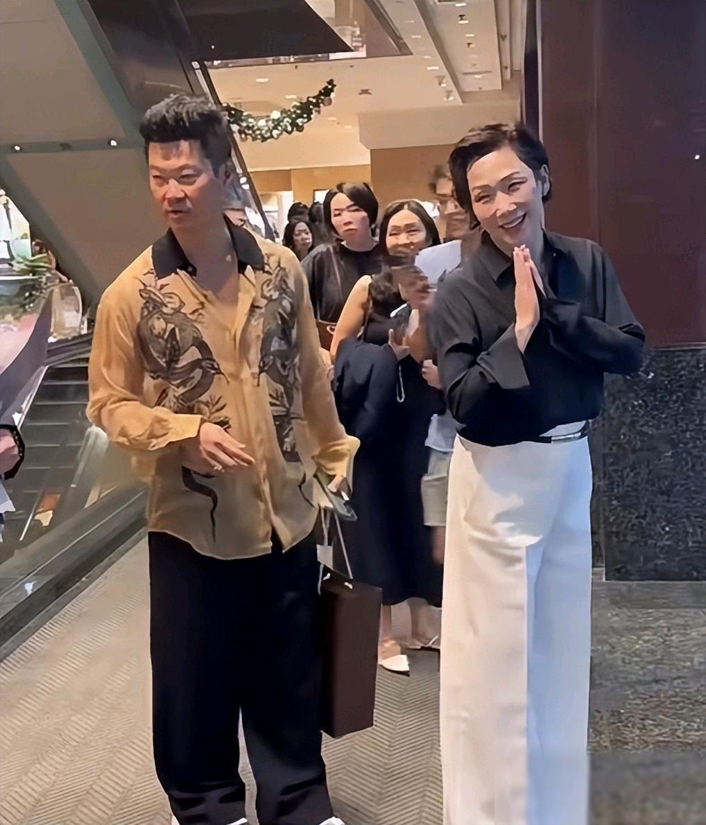 59岁林忆莲亮相新加坡，面容消瘦皱纹明显，身材丰满如桶！虽然这种说法确实很抓眼球