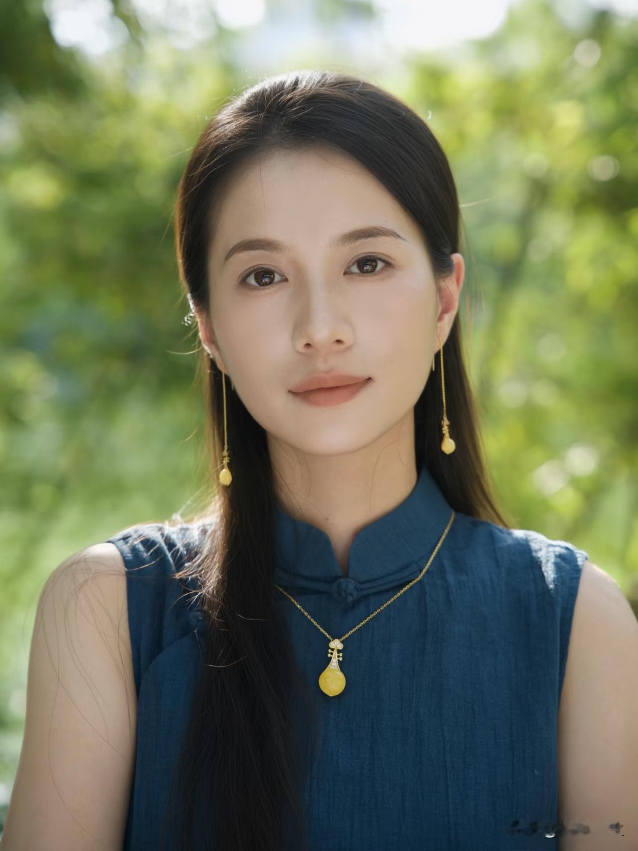 优雅蓝裙，自然妆容，清新自然，美丽人生。