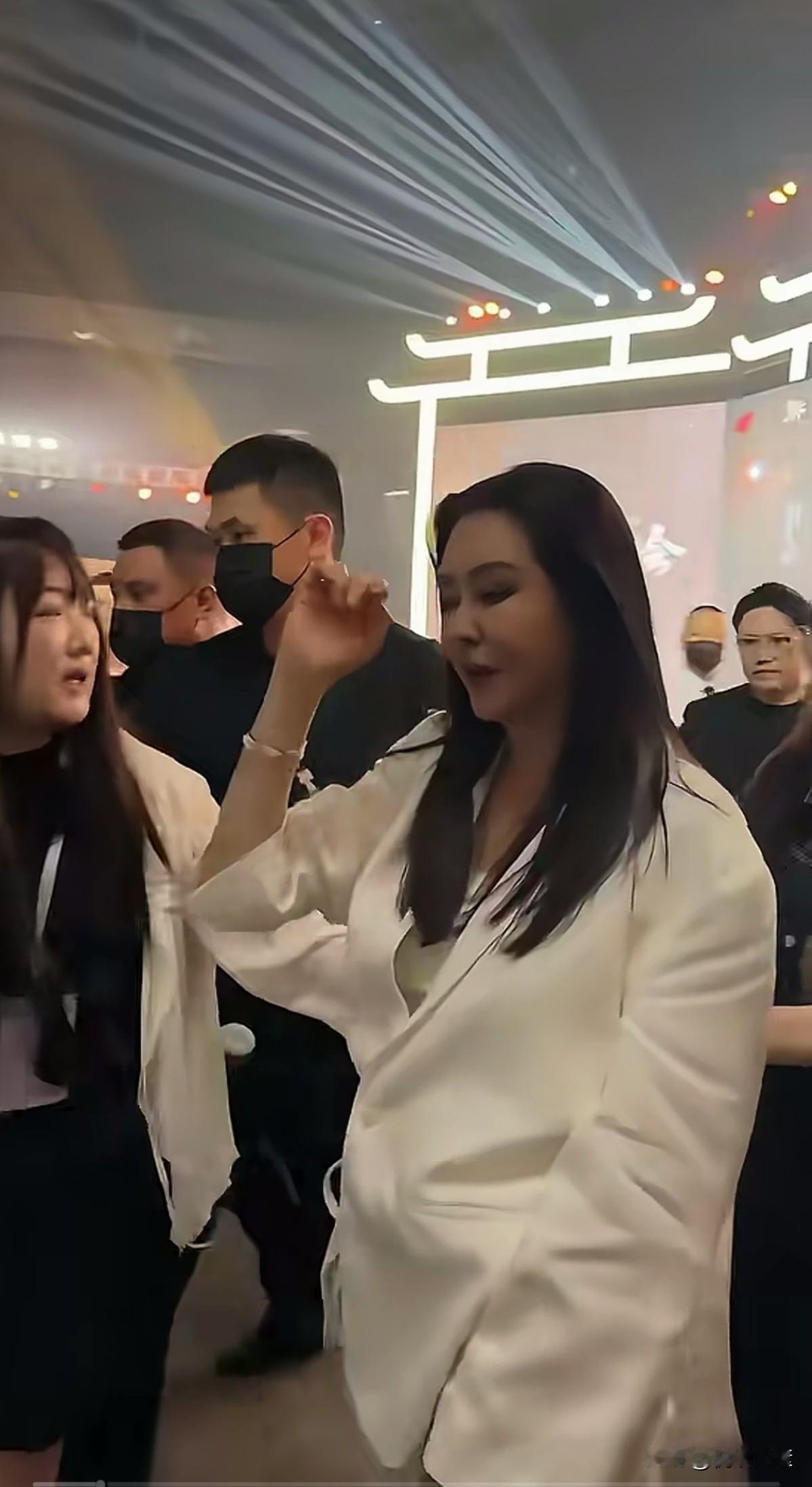 再美丽的神颜，也架不住时光的催残。曾经的香港玉女掌门人，也是音乐才子齐秦老师的