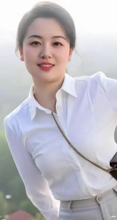 求横批云想衣裳花想容春风拂槛露华浓