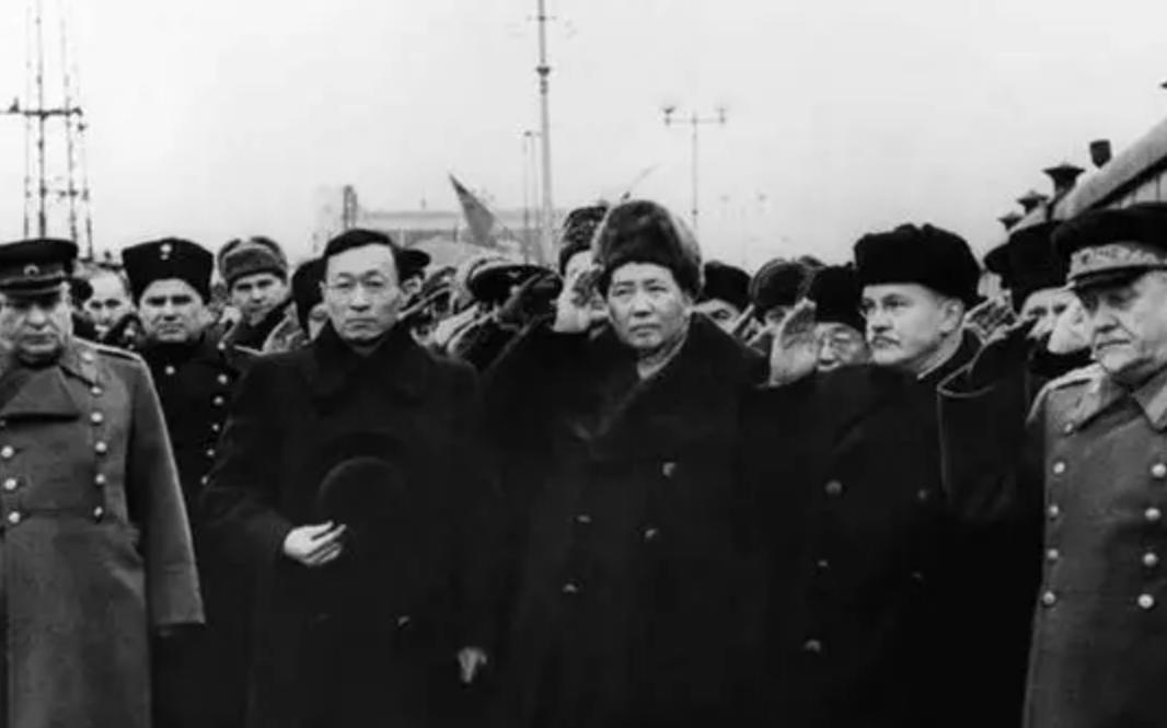 毛主席从来不靠军事演习吓唬对方，主席靠中国大炮仗量国士，靠真枪实弹说话，凡是大炮