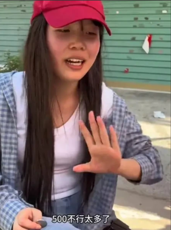 安徽有个残疾女孩，每日独自在街头售卖蔬菜。男子花500元买下残疾女孩所有菜，