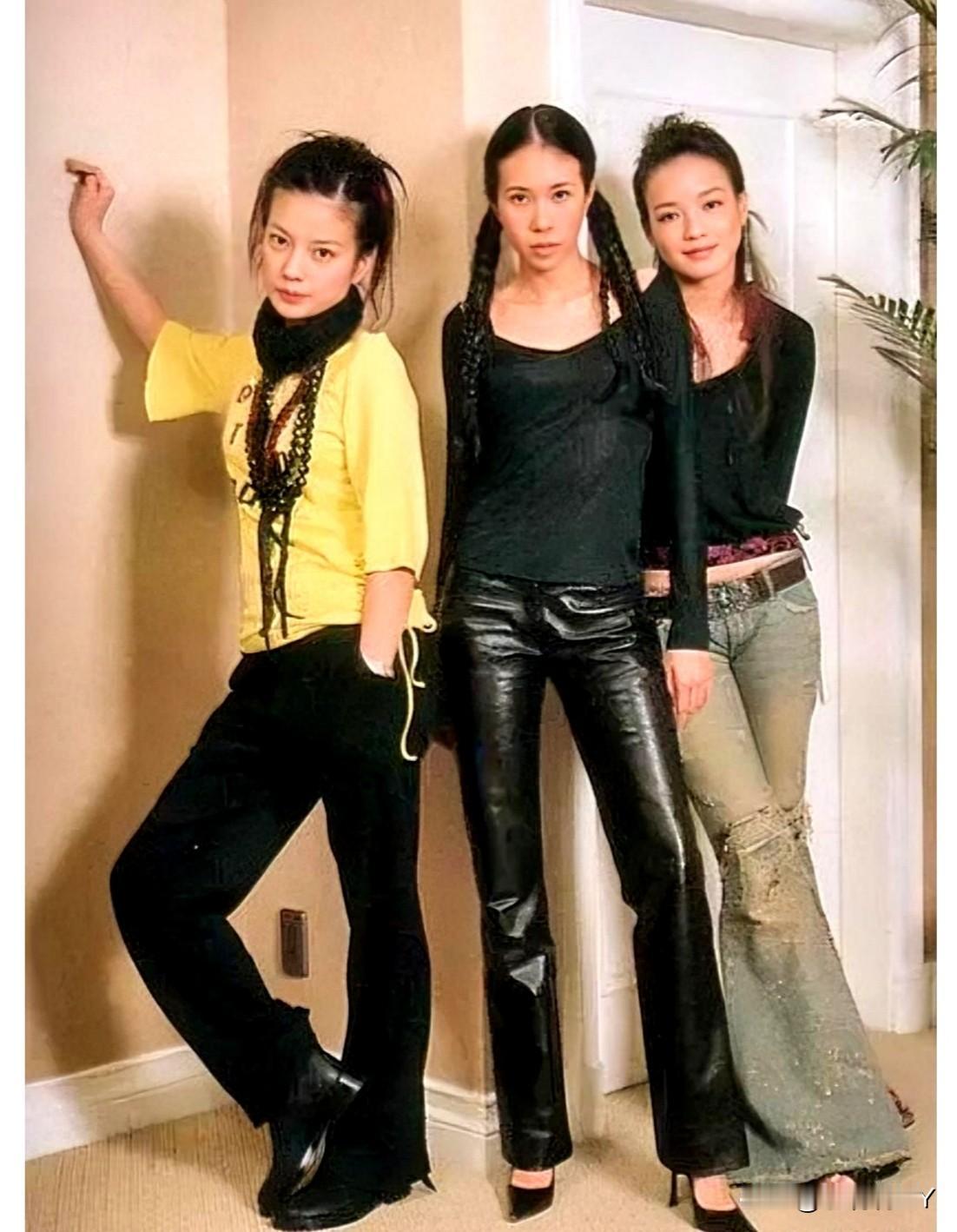 2001年，香港，赵薇、莫文蔚、舒淇同框的合影，彼时赵薇24岁，莫文蔚30岁，舒