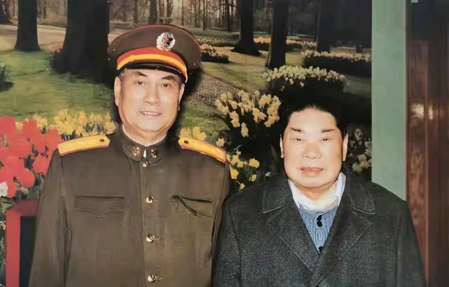 张万年功成名就后，和两任武汉军区司令员的珍贵合影。照片中的两位老上司，分别是曾思