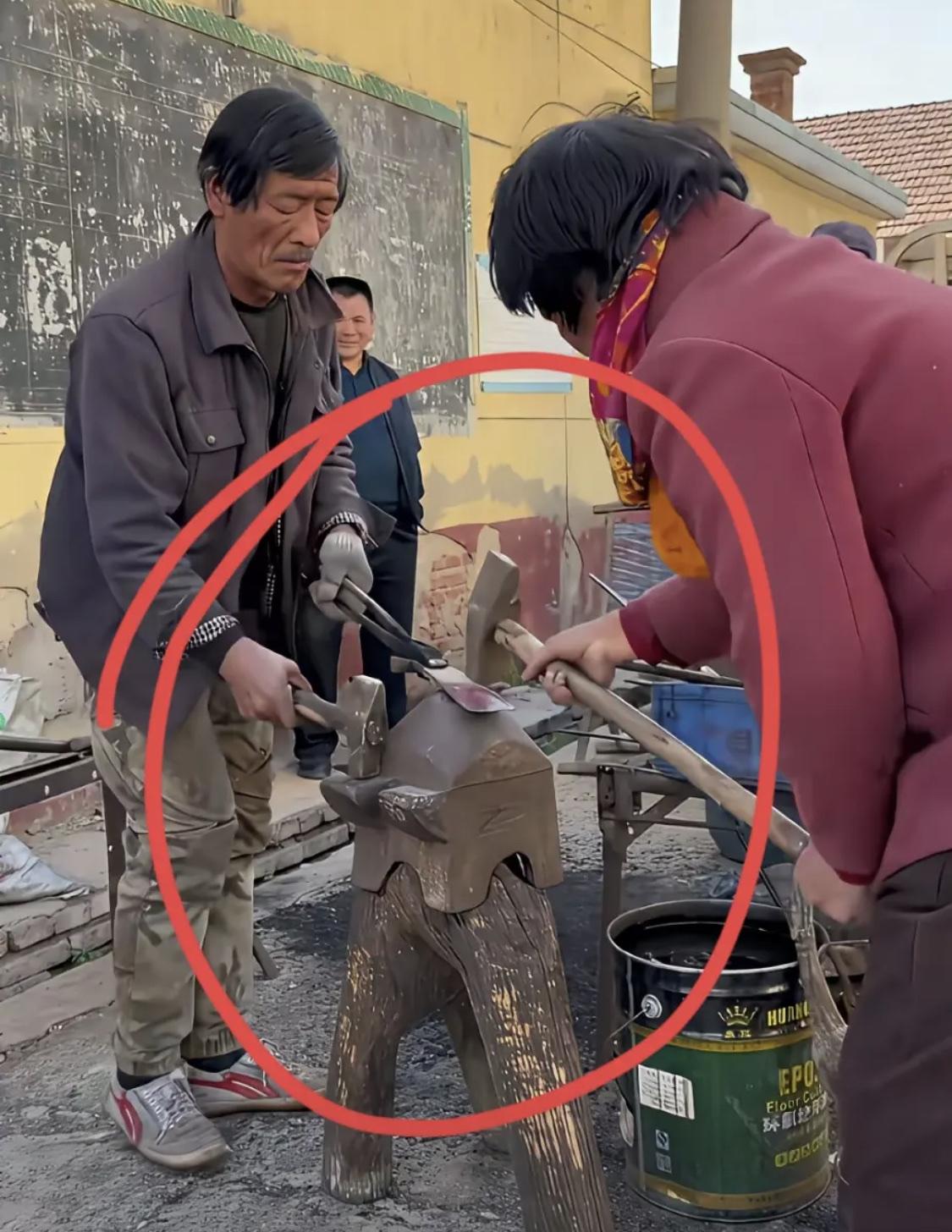 一直很好奇，为啥打铁一定要两个人，一个拿着小锤一个拿着大锤呢？
