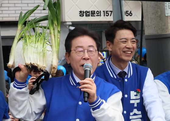 李在明“咖啡原价120韩元”言论引风暴，国力猛批：肆意将小商户妖魔化，亵渎自营业