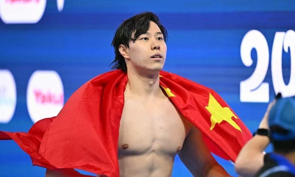真没看错！覃海洋新加坡夺冠后，第一件事不是和对手拥抱，而是直接转向观众席，双臂一