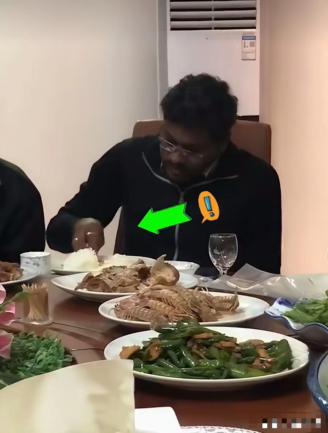 真是中餐吃出了咖喱味！你招待他，他把你当下人看哦，这种客气不适合外国人更不适合阿