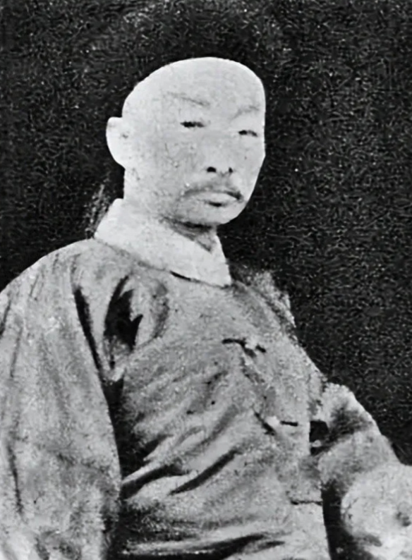1880年，慈禧的屁股上长了疖疮，烦躁的很。太医们束手无策，毕竟谁敢摸太后的屁股