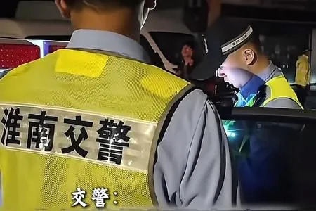 交警愣了两秒，大概从警二十年，没见过这么“齐全”的违法套餐。无证、酒驾、套牌、满街跑，还赶上儿子十八
