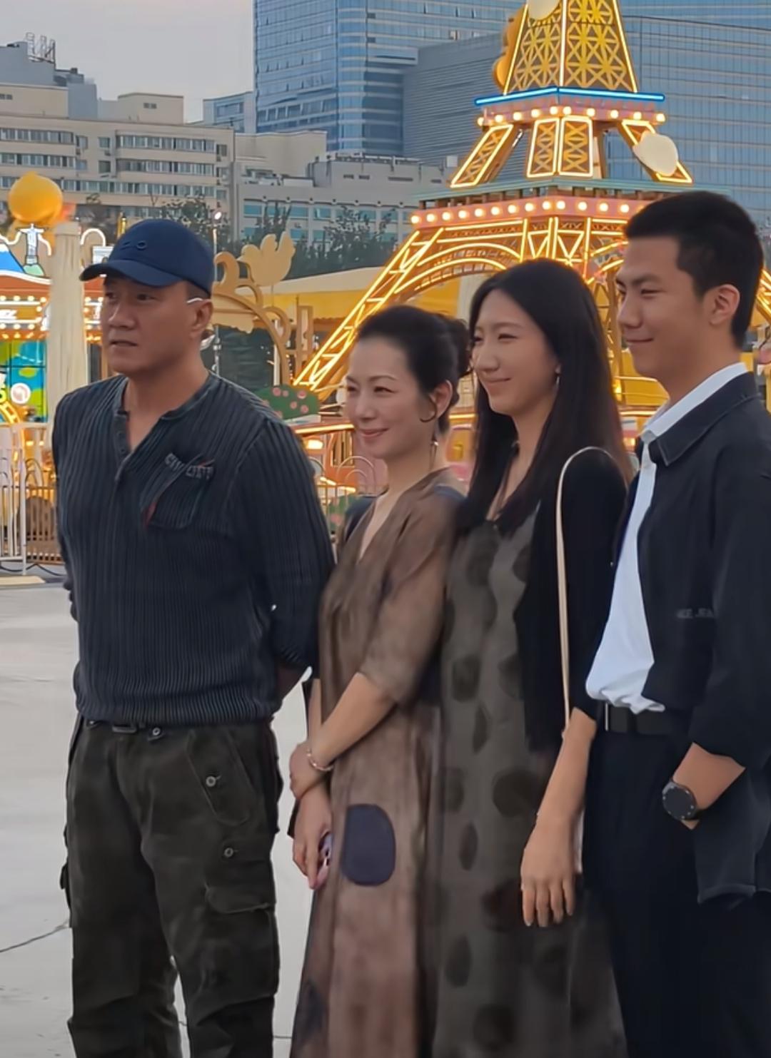 康康比他爹穿的都成熟，现在看老胡才是人生赢家！第一次这么直观的看到她老婆的长相
