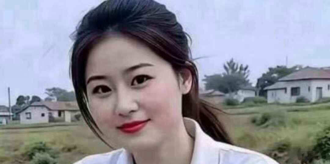 一个女博士去相亲，问男方年薪多少。男方回答：“150万。”女博士说：“那还算凑合