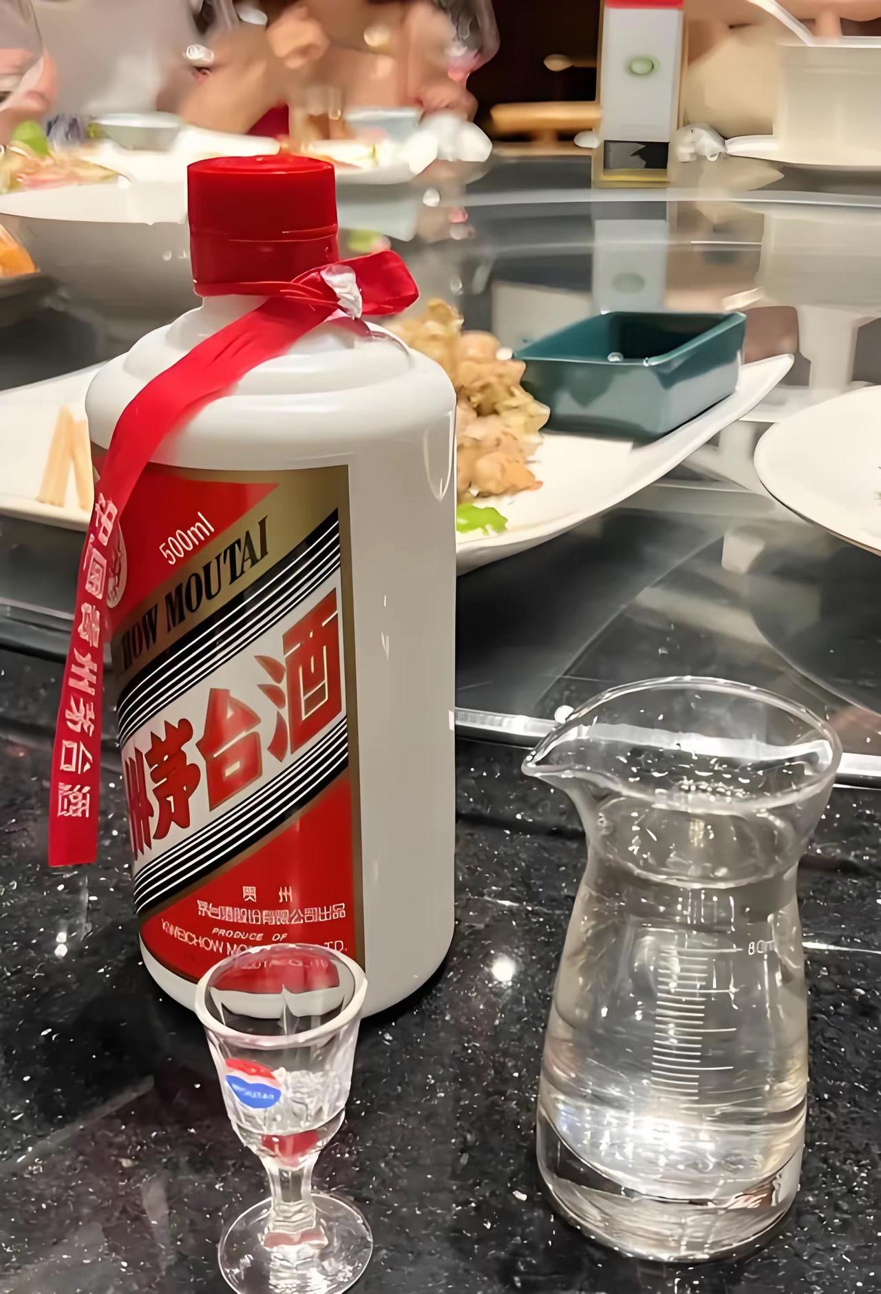 茅台最近的批发价大幅下滑；已经下滑到了1700元一瓶，茅台出厂价是1169元一