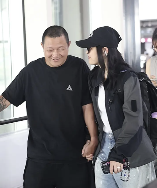 梅婷夫妇现身机场，低调打扮难掩甜蜜氛围