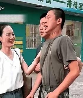 国防科大新生报到的校门外，一个一米八几的河南小伙突然弯下腰，死死搂住眼前一位眼角