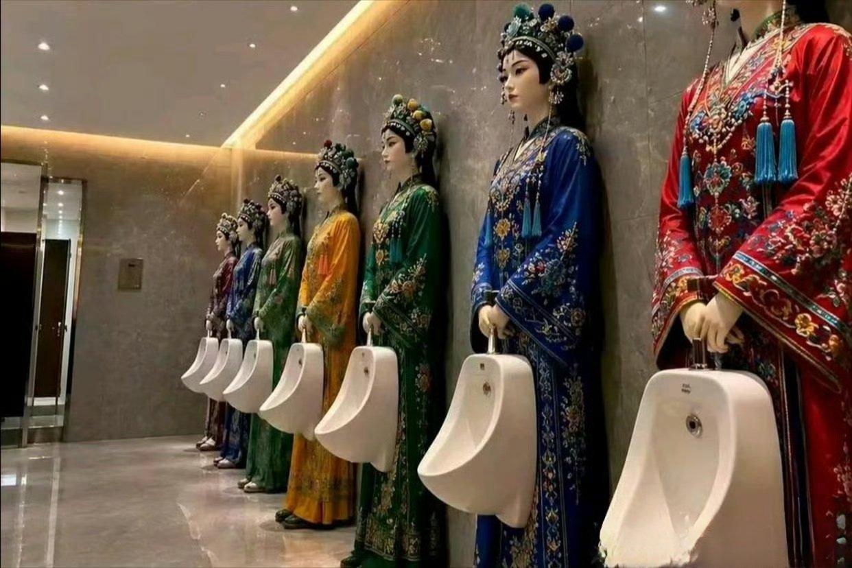这是哪家酒店的厕所啊。太吓人了吧，白天人多点还好，晚上要去的话遇到得直接尿
