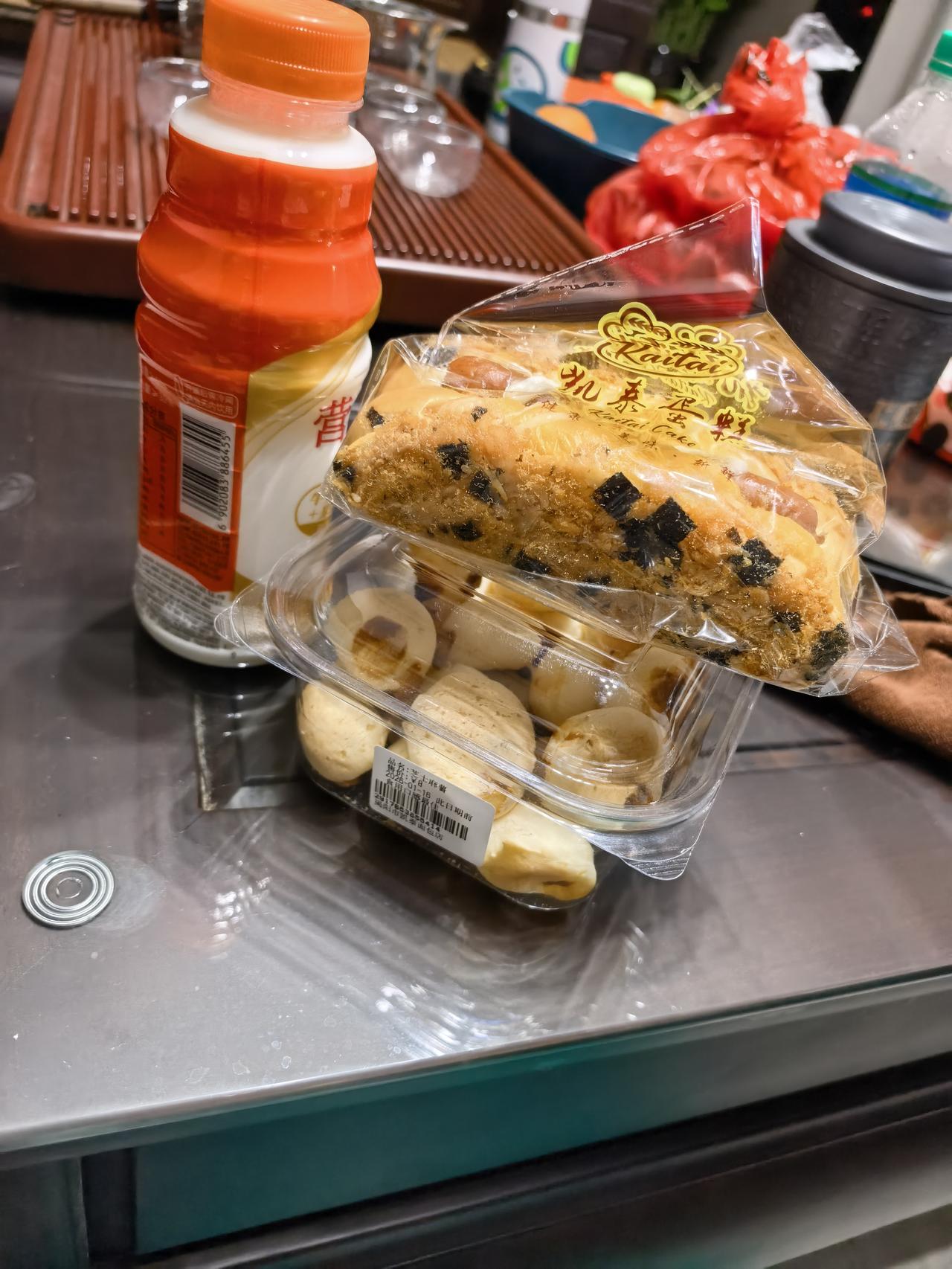 这是我和帅哥早上的早餐，这只是我的一部分早餐，我还有一份是婆婆给我买的。晚上回