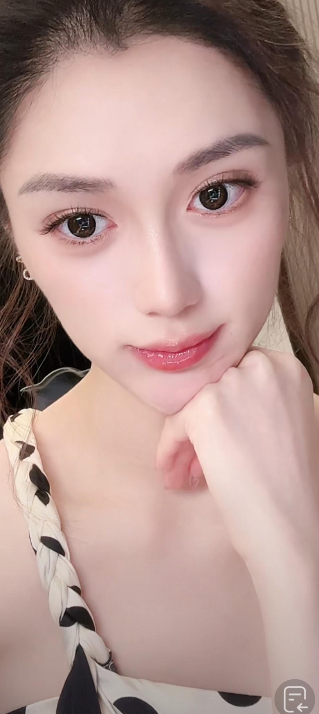 这位美女在微笑，看着镜头。