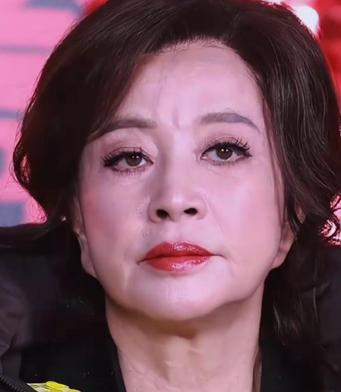 刘晓庆的眼神，这次彻底藏不住了。在重庆街头，她簪着花，身段窈窕，笑容完美。