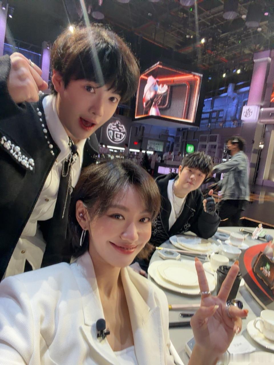 看着闫妮女儿那满足的小表情，突然觉得美食综艺还是得看这种真实反应。没有那些花里胡