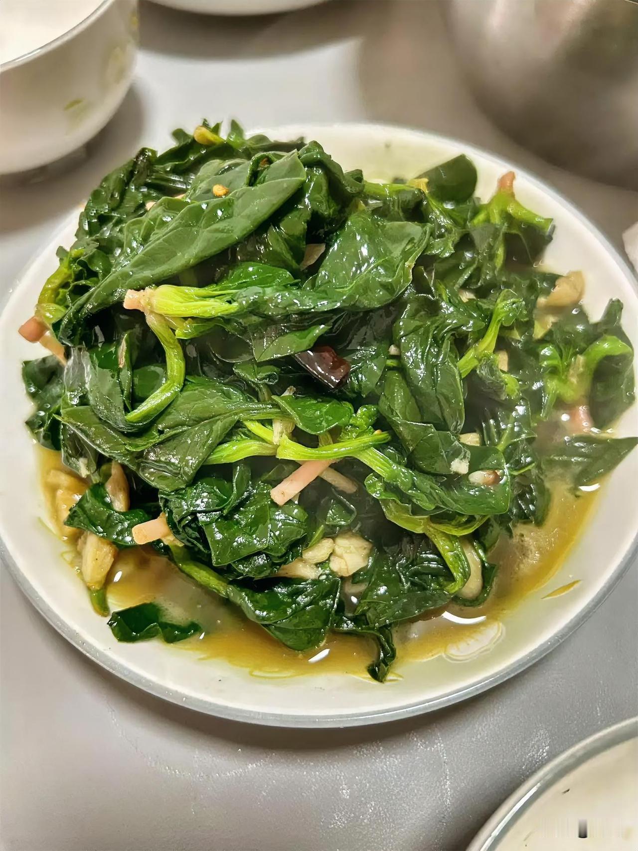 今晚这盘炒菠菜可把我香迷糊了！刚端上桌那股热油裹着蒜香的味儿就往鼻子里钻，叶