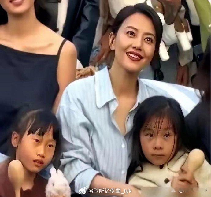 高圆圆的女儿彻底火了，只因被网友吐槽，完美避开妈妈的美貌，长得太像赵又廷。