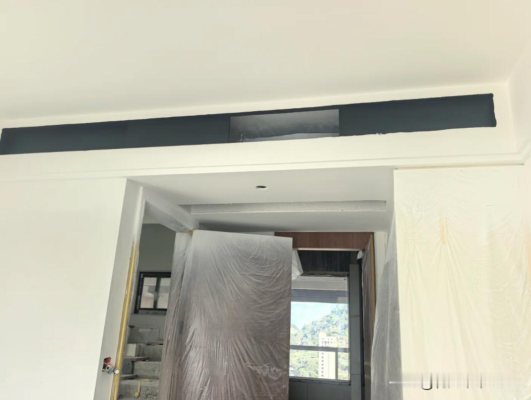 一早去工地，发现油漆师傅已经把空调位置刷黑了，我都还没有开口提这个事情。