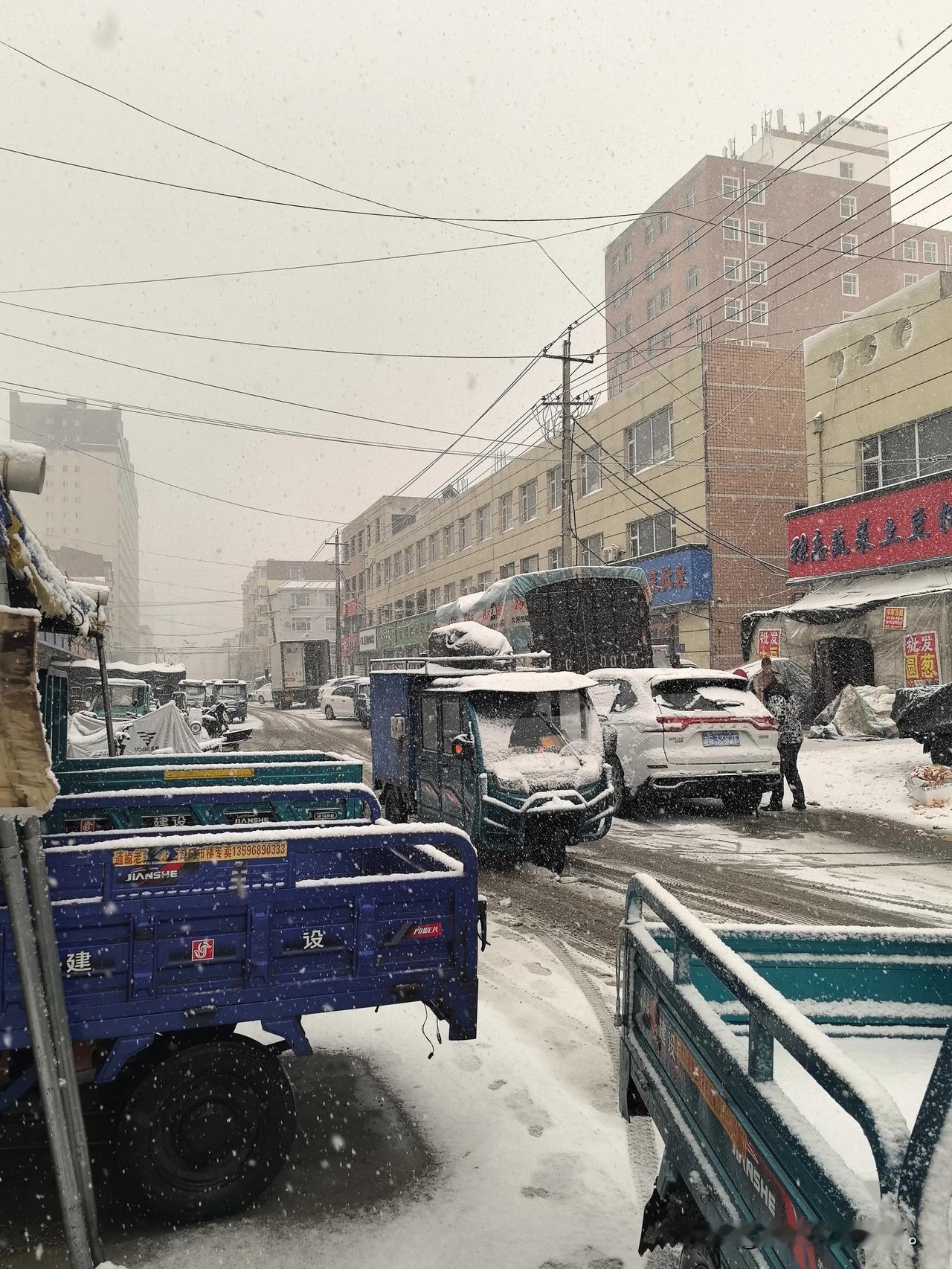 这两天我心情特别压抑，菜市场一个姓陈的装卸工跳楼自杀了，今年刚满45岁。他在