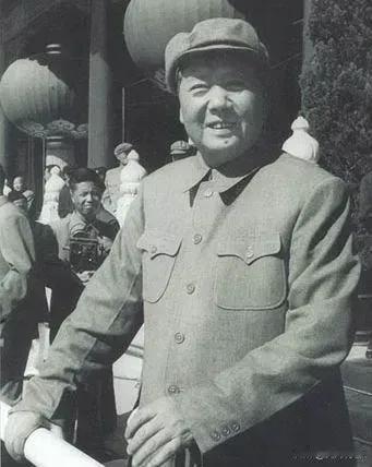 补丁衣装1949年3月，毛主席进了北平。一次，要在香山双清别墅