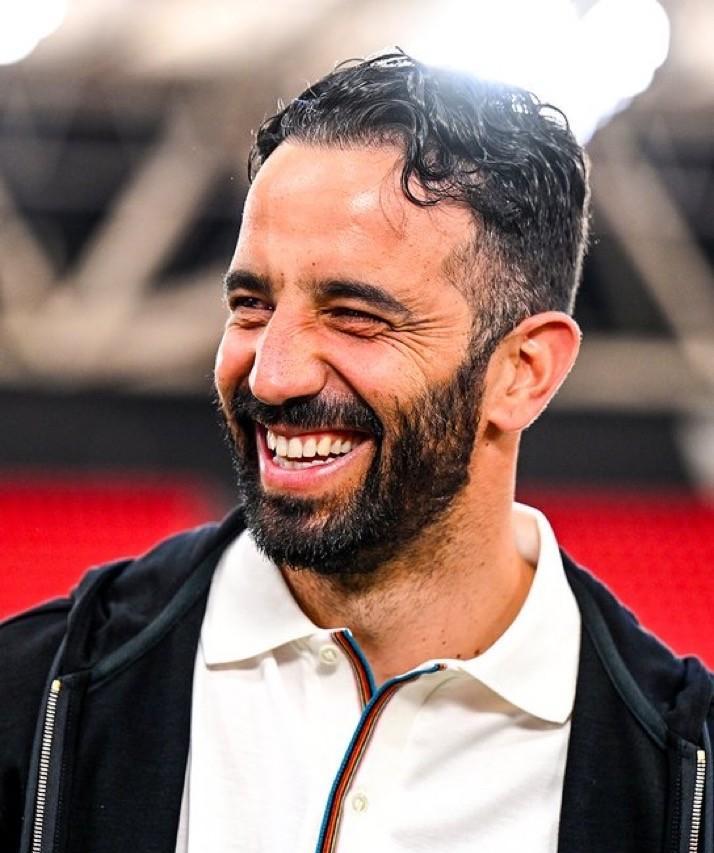 曼联这赛季不靠一脚长传赌运气了。球在地上滚,人在跑位等,传得准,跑得狠,进球就