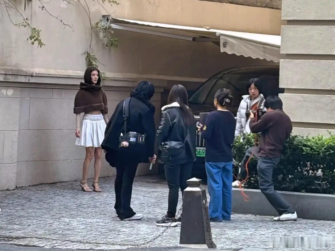 有网友在上海偶遇吴千语拍摄，她身材真的很好，瘦而不柴！是有肌肉和力量美的那种身材