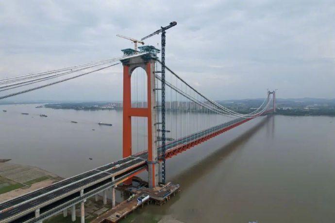 【湖北同步建设10座长江新桥占长江干线在建桥梁总数近一半】盛夏时节，长江湖北段