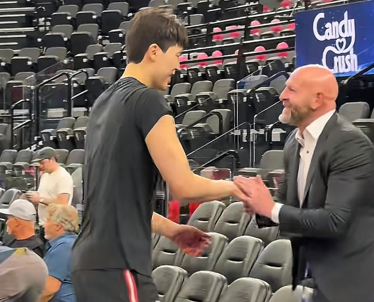 杨瀚森情商真高！昨天，杨瀚森参加开拓者全队合练，训练过程中，球队总经理一旁观