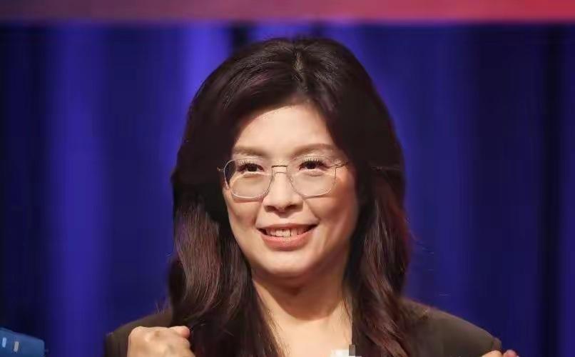 孙中山的曾侄女孙雅丽，给了郑丽文一份礼物。不是什么价值连城的古董，也不是一幅