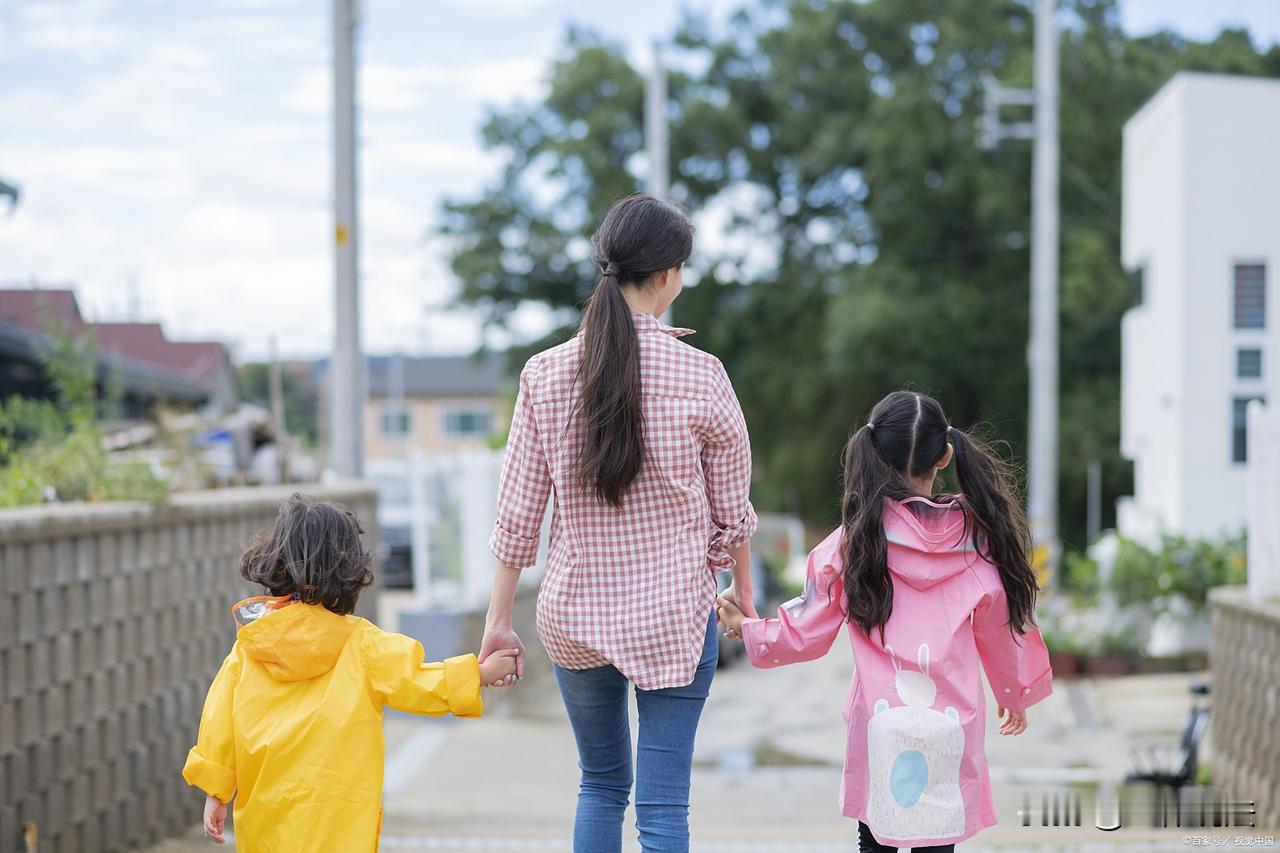 江西赣州，男子意外去世后，妻子带着两个年幼的儿子改嫁。几年后，一个儿子患病，女子