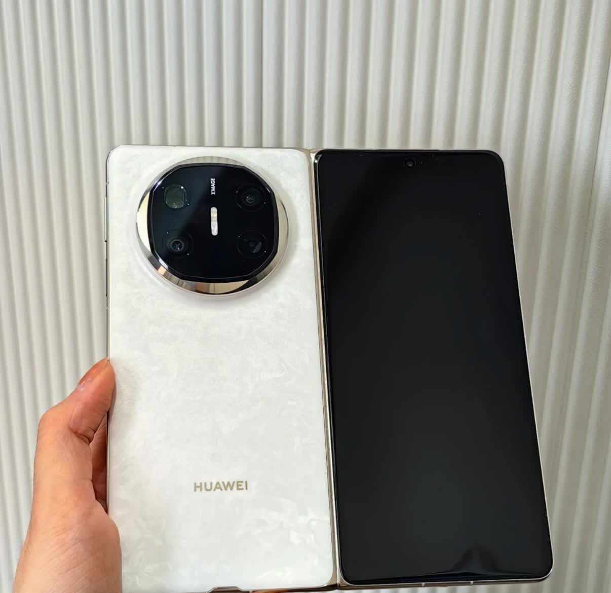 最近接触最多的三台大折叠屏华为MateX6vivoXFold5荣