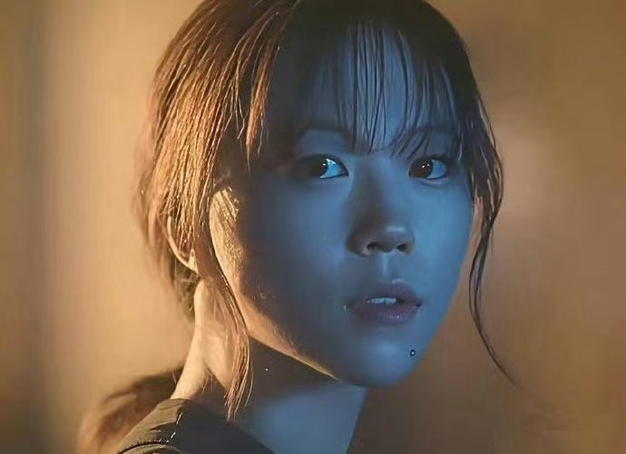 没想到窦靖童留了长发超像王菲，原生脸很高冷，居然一眼看成韩剧女主了。