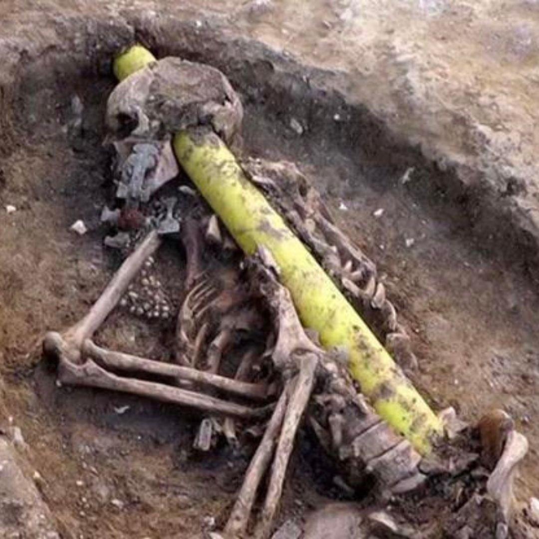 在英国剑桥郡，一根燃气管道穿透了一具距今约1500年的盎格鲁-撒克逊女性遗骸的头