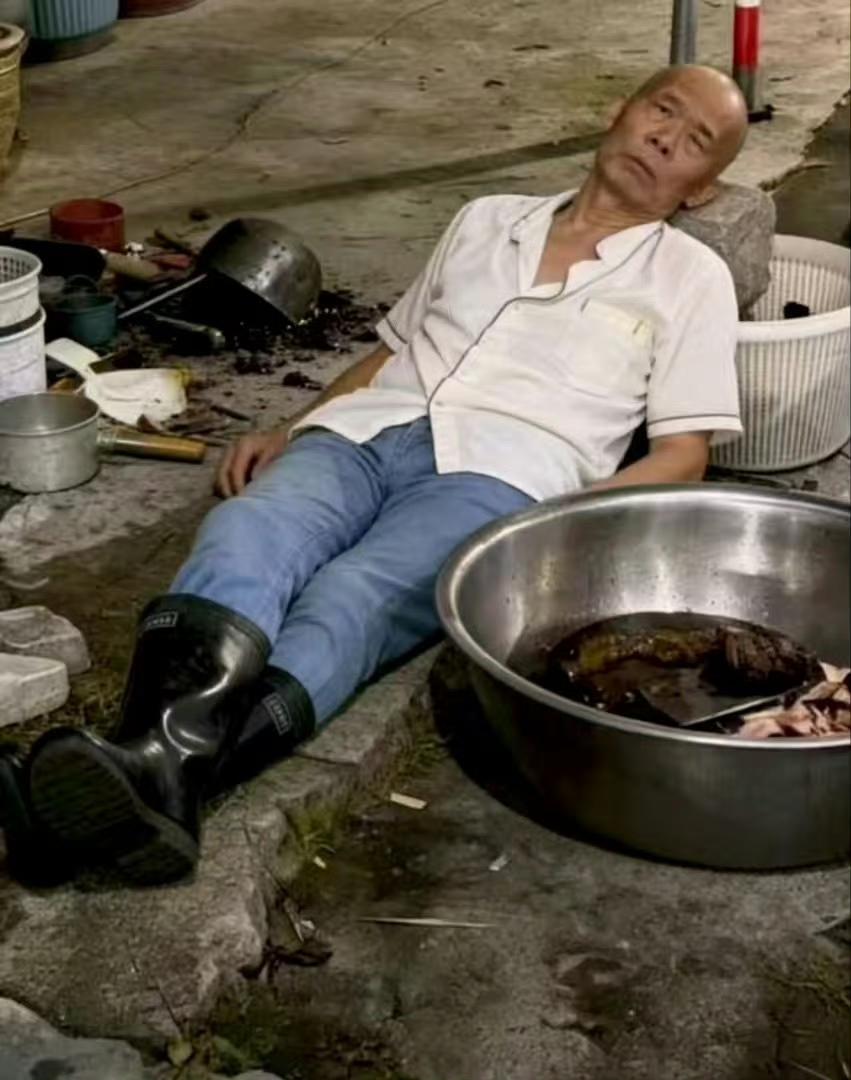 莫氏鸡煲爆红，彻底带火了当地饮食文化！一家开在村里的老店，凭一锅药膳鸡煲火遍